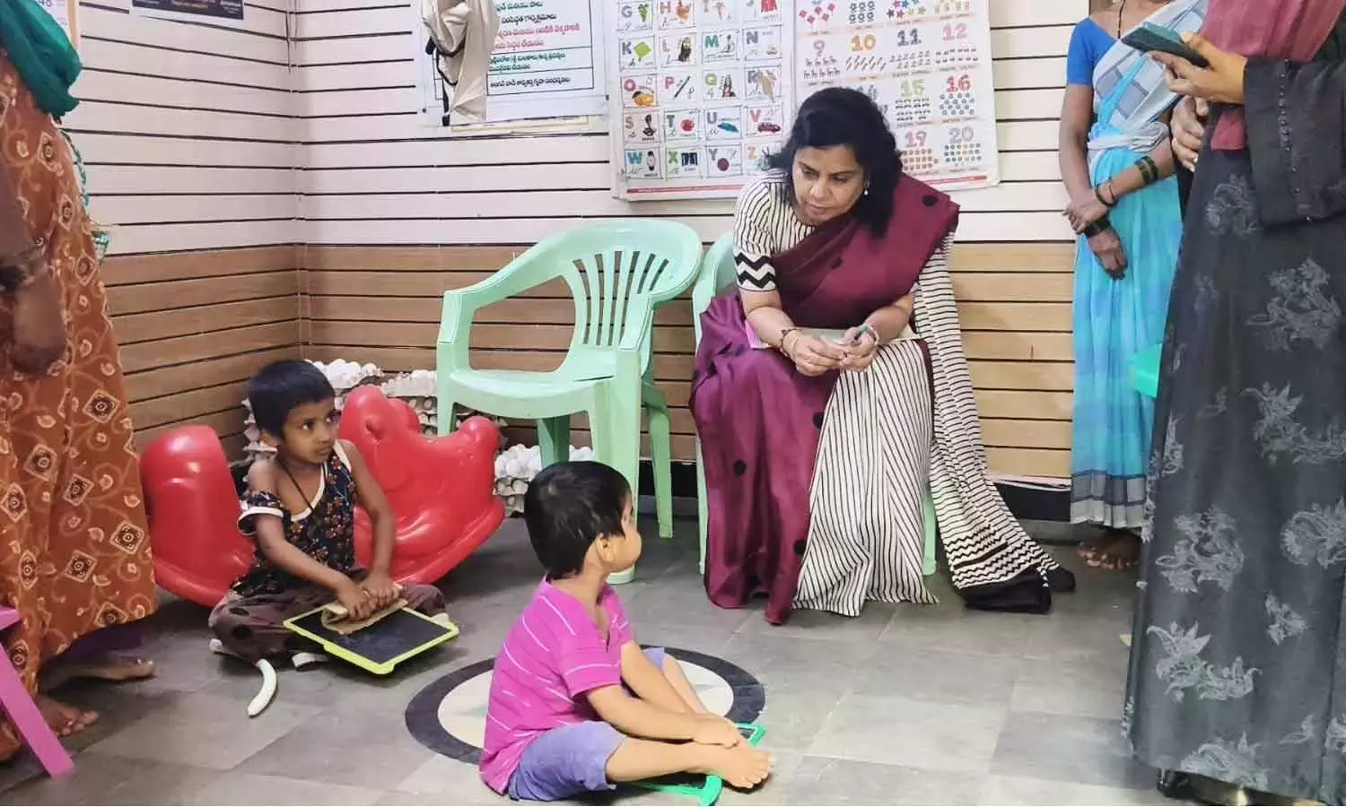 Andhra: औचक निरीक्षण से कुरनूल आंगनबाड़ियों में गड़बड़ियां उजागर हुईं Andhra: औचक निरीक्षण से कुरनूल आंगनबाड़ियों में गड़बड़ियां उजागर हुईं