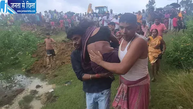 मूसलाधार बारिश में जर्जर सामुदायिक भवन ढहा, मलबे में दबी महिला को ग्रामीणों ने बचाया मूसलाधार बारिश में जर्जर सामुदायिक भवन ढहा, मलबे में दबी महिला को ग्रामीणों ने बचाया