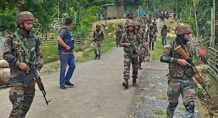 मणिपुर हिंसा: कांगपोकपी में लाइनमैन की जान गई, 24 मकान फूंके मणिपुर हिंसा: कांगपोकपी में लाइनमैन की जान गई, 24 मकान फूंके