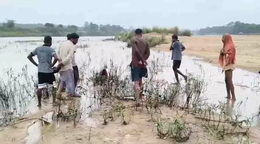 नदी में बहकर आया अधेड़ का क्षत-विक्षत शव, इलाके में मचा हड़कंप नदी में बहकर आया अधेड़ का क्षत-विक्षत शव, इलाके में मचा हड़कंप