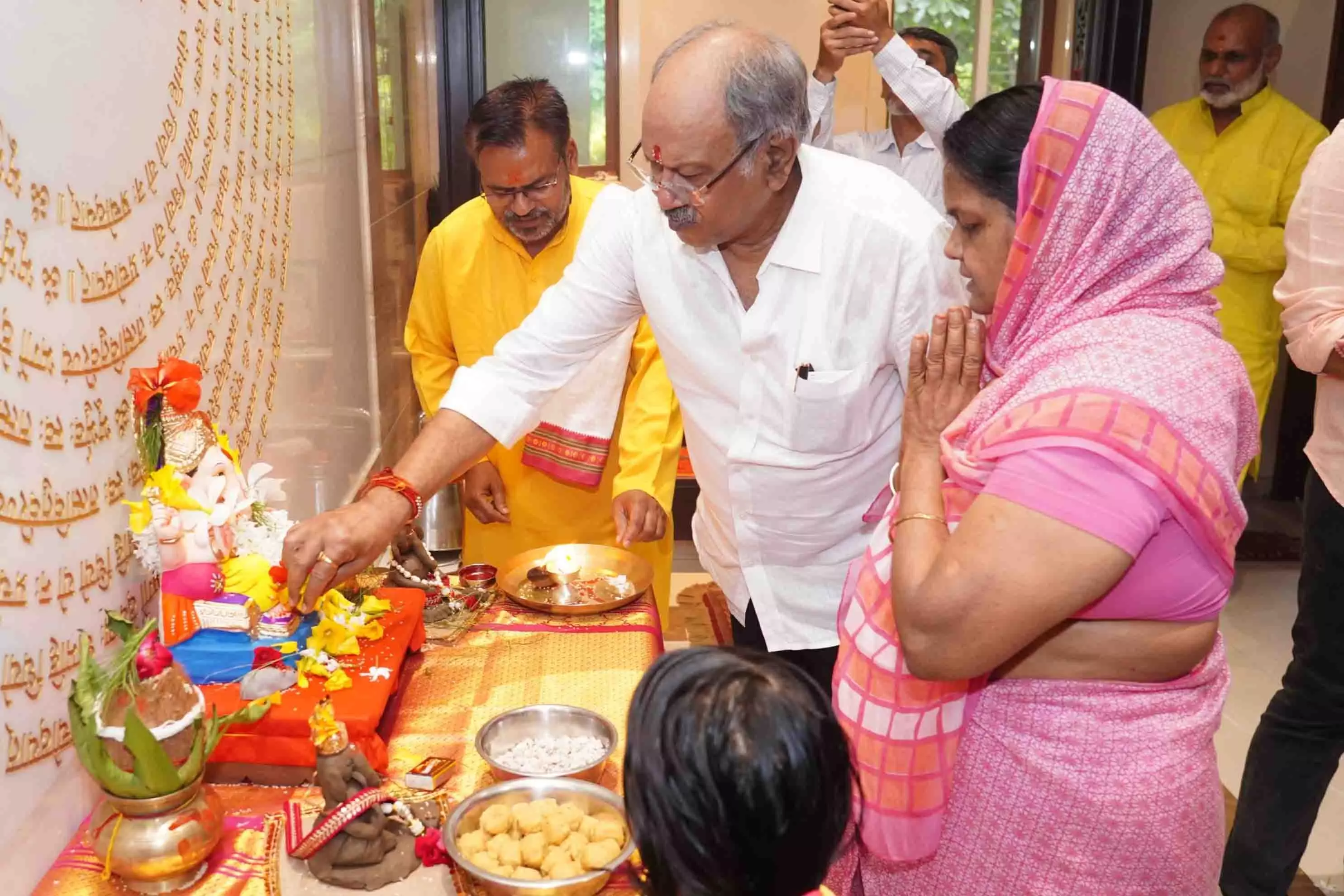 सांसद बृजमोहन अग्रवाल ने परिवार संग गणपति बप्पा को दी विदाई सांसद बृजमोहन अग्रवाल ने परिवार संग गणपति बप्पा को दी विदाई