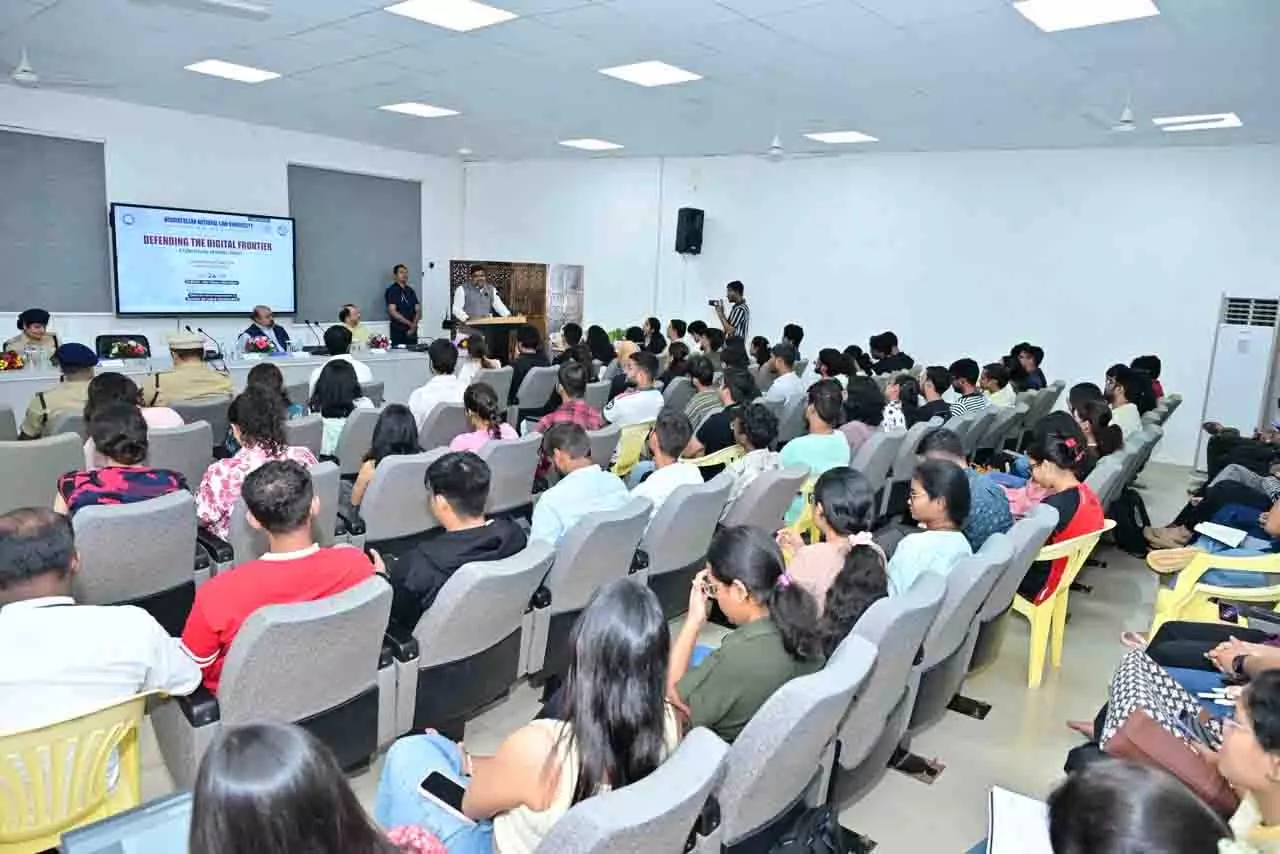 HNLU में साइबर जागृति अभियान, मंत्री गजेंद्र यादव ने युवाओं को बताए ऑनलाइन ठगी से बचाव के तरीके HNLU में साइबर जागृति अभियान, मंत्री गजेंद्र यादव ने युवाओं को बताए ऑनलाइन ठगी से बचाव के तरीके