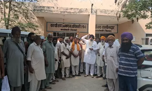 कालांवाली में फसल पंजीकरण को लेकर जूझते किसान कालांवाली में फसल पंजीकरण को लेकर जूझते किसान