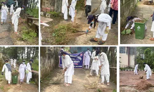 एनएसएस स्वयंसेवकों ने साफ-सफाई कर लोगों को किया जागरूक एनएसएस स्वयंसेवकों ने साफ-सफाई कर लोगों को किया जागरूक