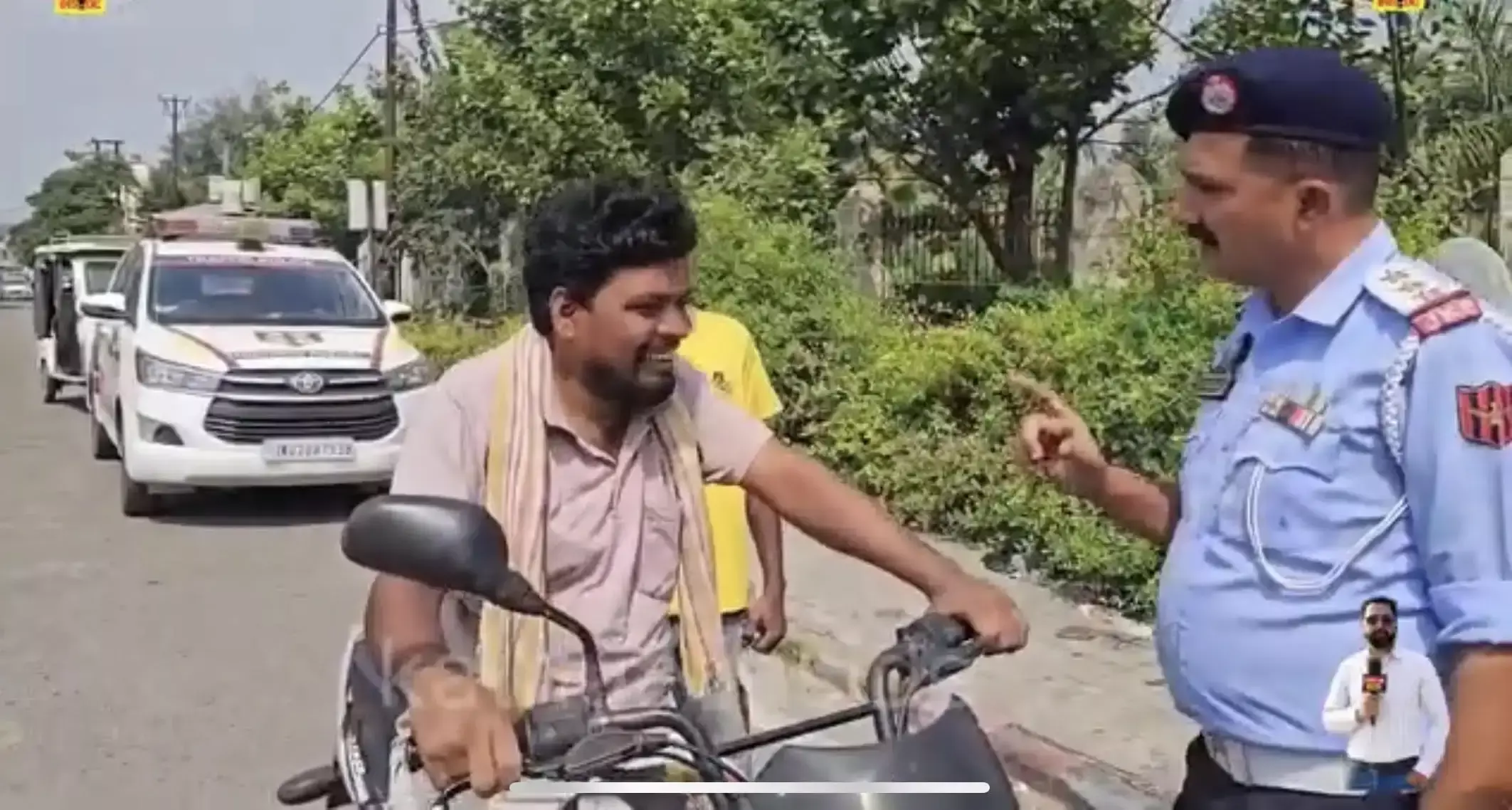 ट्रैफिक पुलिस ने नियमों को लेकर वाहन चालकों को किया जागरूक ट्रैफिक पुलिस ने नियमों को लेकर वाहन चालकों को किया जागरूक
