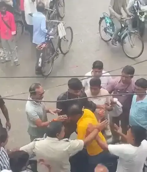 विधायक की मौजूदगी को लेकर कार्यकर्ताओं में मारपीट का आरोप