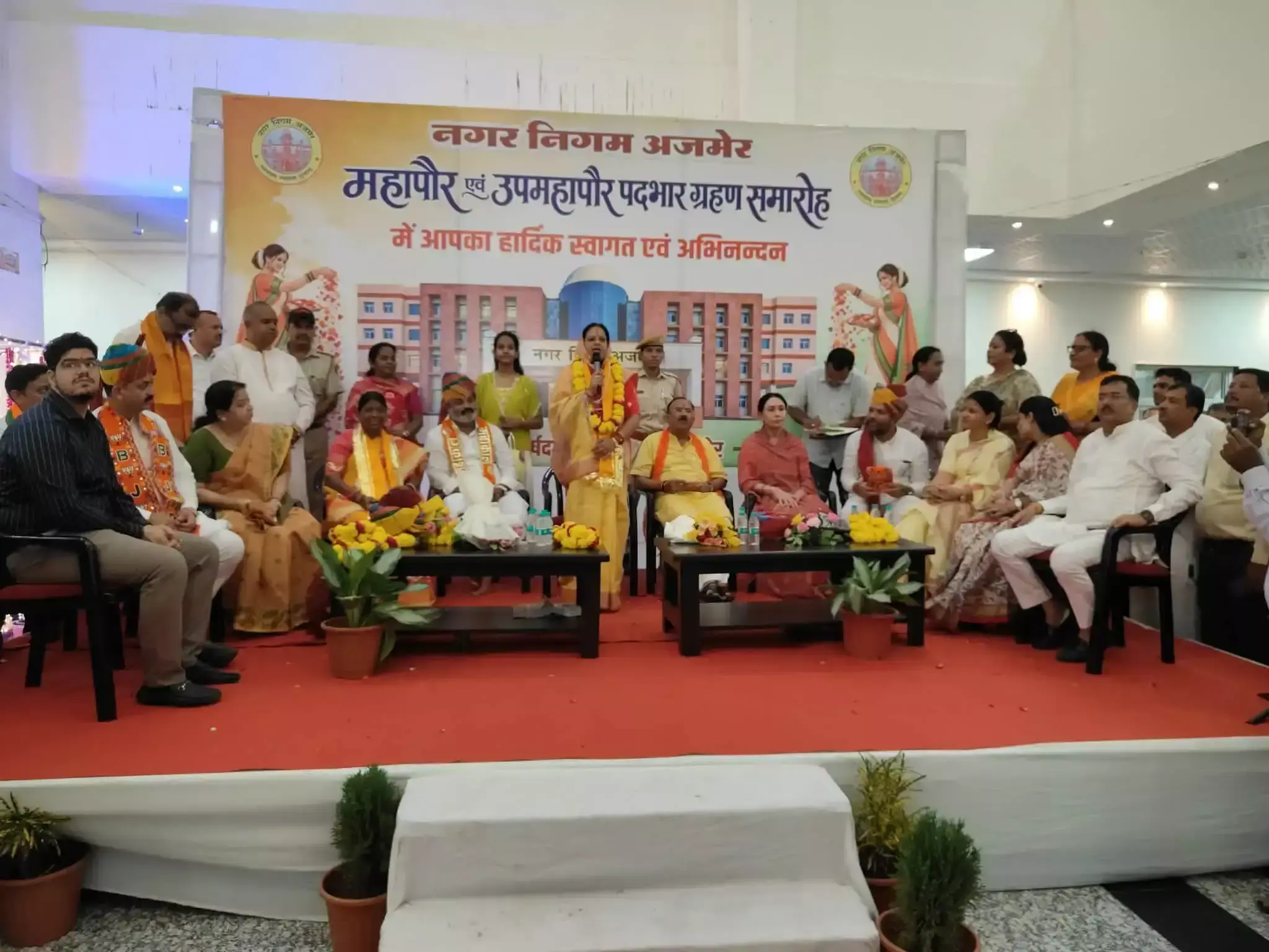 नए बोर्ड के कामकाज संभालने के दौरान कांग्रेस पार्षदों का प्रदर्शन