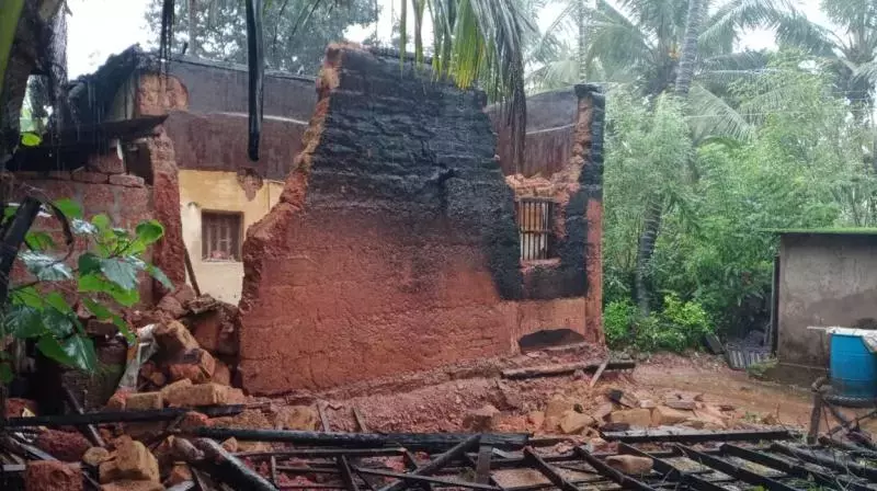 Andhra: श्रीकाकुलम में बारिश से 83 घरों को नुकसान, 152 बिजली के खंभे उखड़ गए