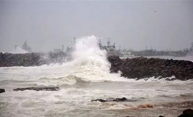Andhra: भारी बारिश के कारण दो काकीनाडा बंदरगाहों पर माल ढुलाई रोक दी गई