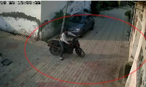 महिला सरपंच के कानों से सोने की बालियां नोचकर भागे बदमाश, मचा हड़कंप महिला सरपंच के कानों से सोने की बालियां नोचकर भागे बदमाश, मचा हड़कंप