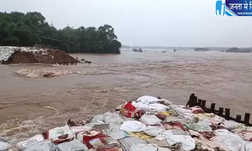 बैतरणी की शाखा कानी में फिर टूटा तटबंध, 100 फीट से ज्यादा लंबी दरार से कई इलाके जलमग्न बैतरणी की शाखा कानी में फिर टूटा तटबंध, 100 फीट से ज्यादा लंबी दरार से कई इलाके जलमग्न