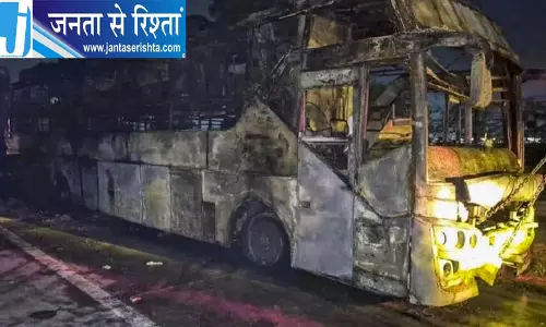 Noida बस में आग की चेतावनी नजरअंदाज 9 की मौत Noida बस में आग की चेतावनी नजरअंदाज 9 की मौत