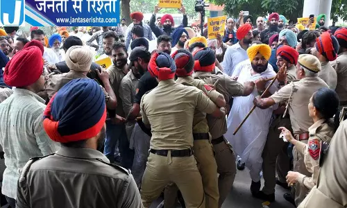 पंजाब में AAP का विरोध प्रदर्शन पंजाब में AAP का विरोध प्रदर्शन