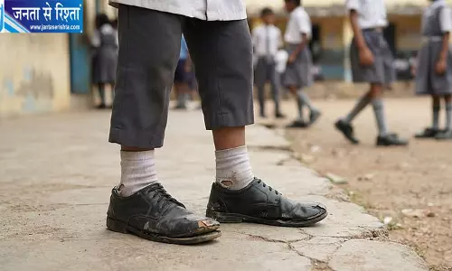 सरकारी स्कूल में खराब जूते बांटने का आरोप, आर. अशोक ने कांग्रेस सरकार को घेरा सरकारी स्कूल में खराब जूते बांटने का आरोप, आर. अशोक ने कांग्रेस सरकार को घेरा