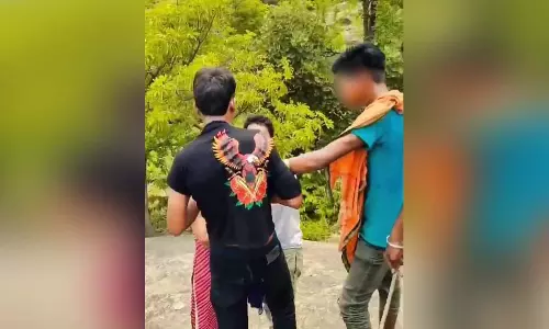 लड़की से छेड़छाड़ का एक और वीडियो वायरल, जांच में जुटी पुलिस लड़की से छेड़छाड़ का एक और वीडियो वायरल, जांच में जुटी पुलिस