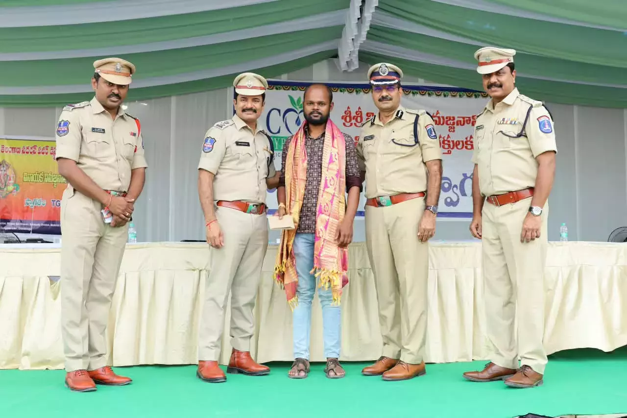 साइबराबाद पुलिस प्रमुख ने दो साल की बच्ची को बलात्कार के प्रयास से बचाने के लिए शशि कुमार को सम्मानित किया साइबराबाद पुलिस प्रमुख ने दो साल की बच्ची को बलात्कार के प्रयास से बचाने के लिए शशि कुमार को सम्मानित किया