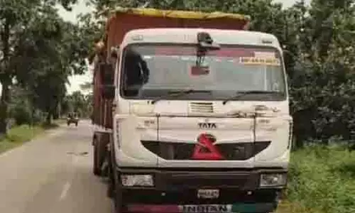 अंधेरे में खड़े ट्रेलर में जा घुसी बाइक, 21 वर्षीय युवक की मौत