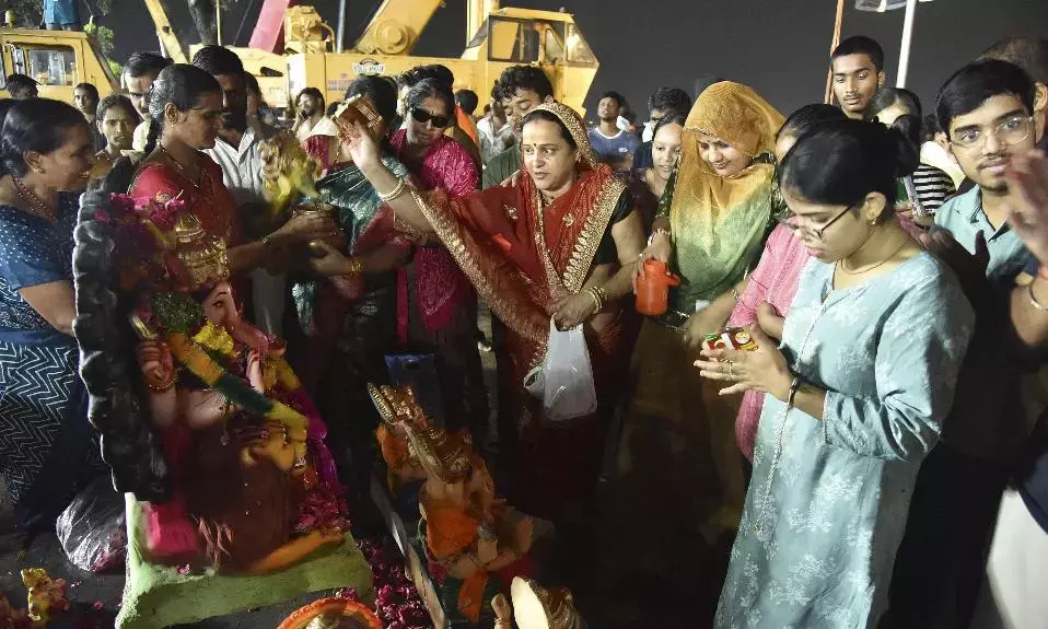 गणेश विसर्जन: हुसैन सागर से विशेष बसें