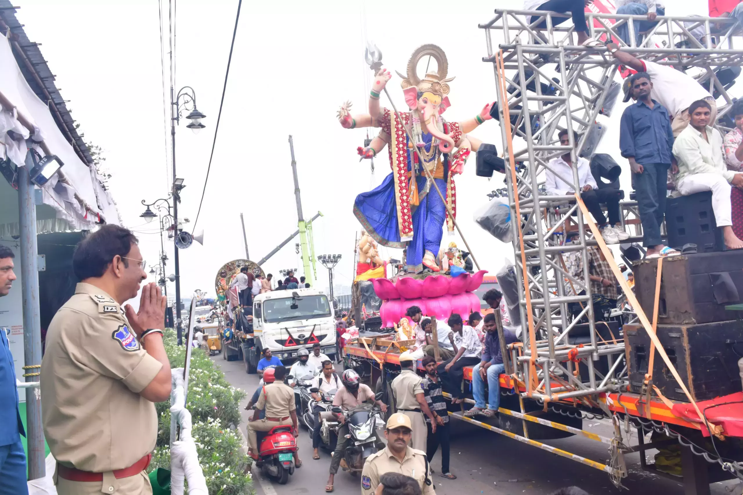 Telangana: बालापुर से टैंक बांध तक गणेश विसर्जन के लिए कड़ी सुरक्षा व्यवस्था Telangana: बालापुर से टैंक बांध तक गणेश विसर्जन के लिए कड़ी सुरक्षा व्यवस्था
