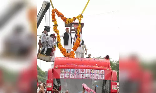कांग्रेस vs समाजवादी पार्टी, रायबरेली में अखिलेश यादव की रथयात्रा से आगबबूला हुई Congress