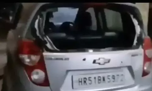 संजय कॉलोनी में फायरिंग के बाद गाड़ियों में तोड़फोड़ संजय कॉलोनी में फायरिंग के बाद गाड़ियों में तोड़फोड़