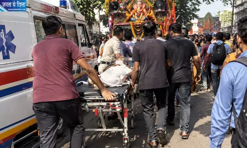 गणेश विसर्जन जुलूस में फंसी एम्बुलेंस, स्ट्रेचर पर सड़क से मरीज को ले जाना पड़ा अस्पताल