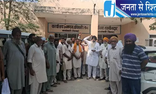 कालांवाली में फसल पंजीकरण को लेकर जूझते किसान कालांवाली में फसल पंजीकरण को लेकर जूझते किसान