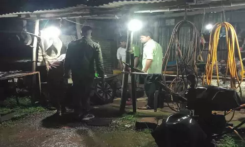तेज बारिश में पंचर हुई परिवार की कार डायल-112 ने पहुंचकर की मदद