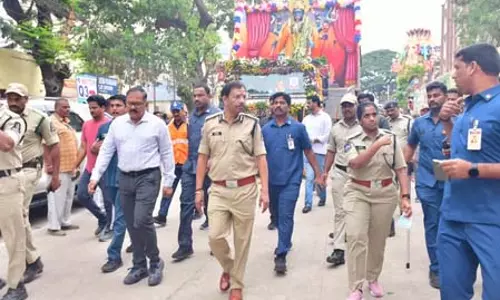 हैदराबाद में कड़ी सुरक्षा में निकाला जा रहा गणेश विसर्जन का जुलूस, जगह-जगह पुलिसकर्मी तैनात