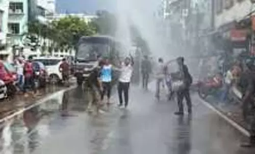 TET प्रदर्शन: त्रिपुरा पुलिस ने किया वॉटर कैनन का इस्तेमाल