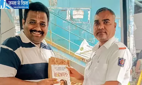 बस में छूटा यात्री का बैग सुरक्षित लौटाया, बेटी के लिए रखा खास तोहफा भी मिला