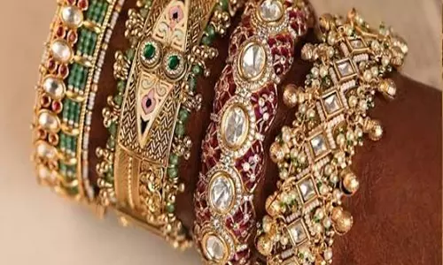 हाथों को देंगे रॉयल लुक चूड़ी संग पहनें ये जड़ाऊ कंगन हाथों को देंगे रॉयल लुक चूड़ी संग पहनें ये जड़ाऊ कंगन