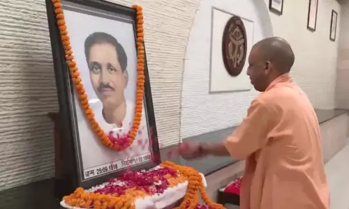 सीएम योगी ने पंडित दीनदयाल उपाध्याय को दी श्रद्धांजलि सीएम योगी ने पंडित दीनदयाल उपाध्याय को दी श्रद्धांजलि