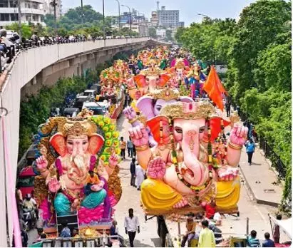 Telangana: पूरे तेलंगाना में भगवान गणेश की मूर्तियों का विसर्जन चल रहा है Telangana: पूरे तेलंगाना में भगवान गणेश की मूर्तियों का विसर्जन चल रहा है