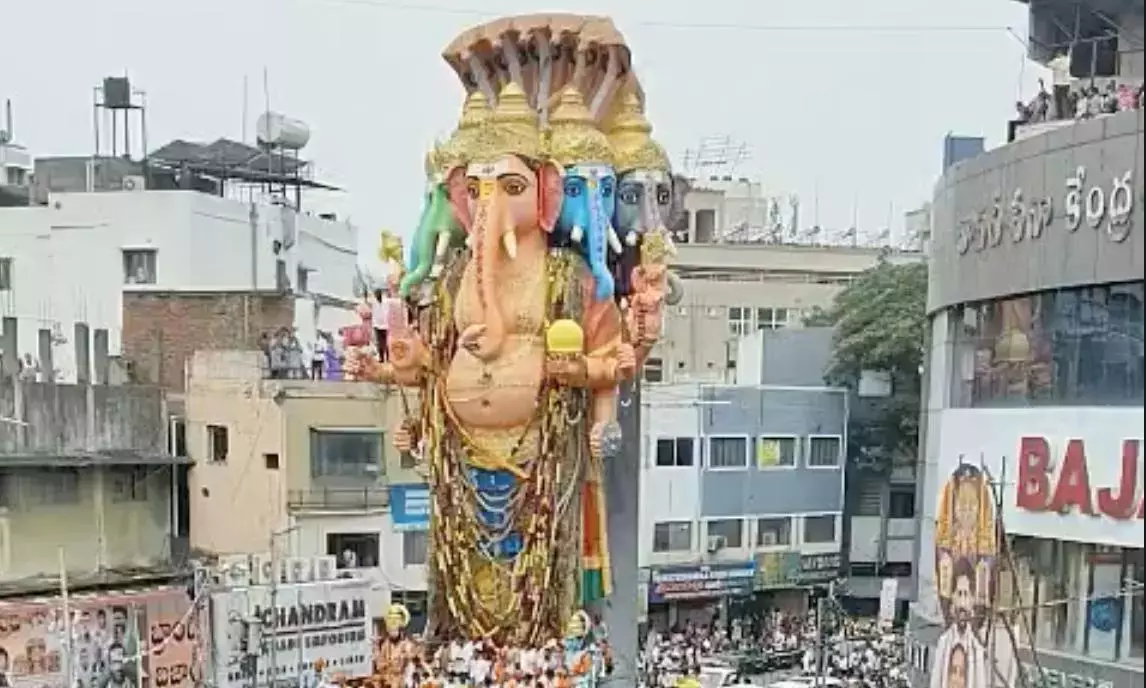 Telangana: खैरताबाद गणेश शोभा यात्रा हुसैनसागर की ओर प्रारंभ Telangana: खैरताबाद गणेश शोभा यात्रा हुसैनसागर की ओर प्रारंभ