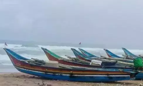 Tamil Nadu: लगातार तीसरे दिन थूथुकुडी तटों पर 1,000 से अधिक नावें खड़ी रहीं