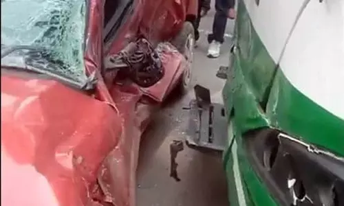 सड़क हादसे में परिवार के 3 लोगों की मौत सड़क हादसे में परिवार के 3 लोगों की मौत