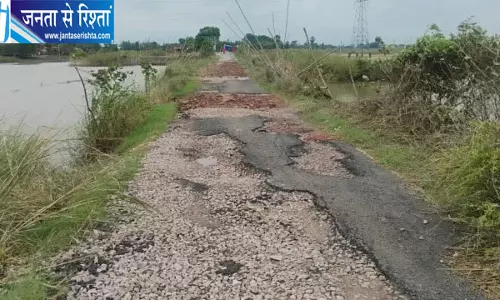 गंगा का पानी उतरते ही दिखी बाढ़ की तबाही, बछवाड़ा में सड़कें टूटीं और जगह-जगह बने गड्ढे