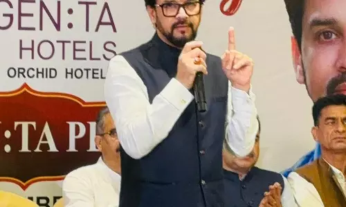अनुराग ने सरकार की नीतियों पर उठाए सवाल