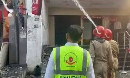 मॉडल टाउन की बिल्डिंग में लगी आग सभी लोगों को सुरक्षित निकाला गया मॉडल टाउन की बिल्डिंग में लगी आग सभी लोगों को सुरक्षित निकाला गया