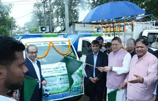 मुख्यमंत्री ने कचरा संग्रहण वाहनों को हरी झंडी दिखाकर रवाना किया