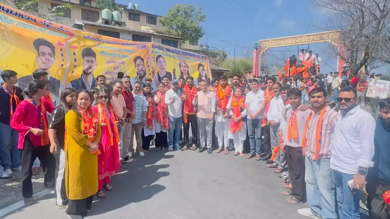 एबीवीपी प्रत्याशियों ने शक्ति प्रदर्शन के बजाय रैली से कराया नामांकन