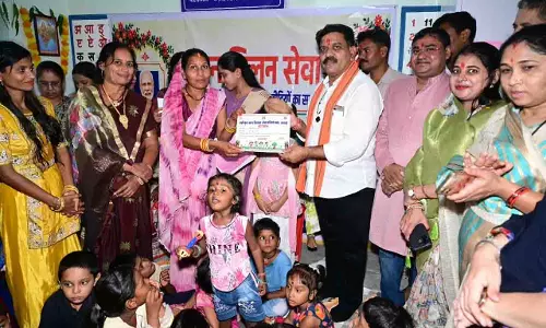 फूल लेकर आए नन्हे कदम, उप मुख्यमंत्री ने बच्चों को गोद में उठाया, बच्चों की मासूमियत ने जीता दिल