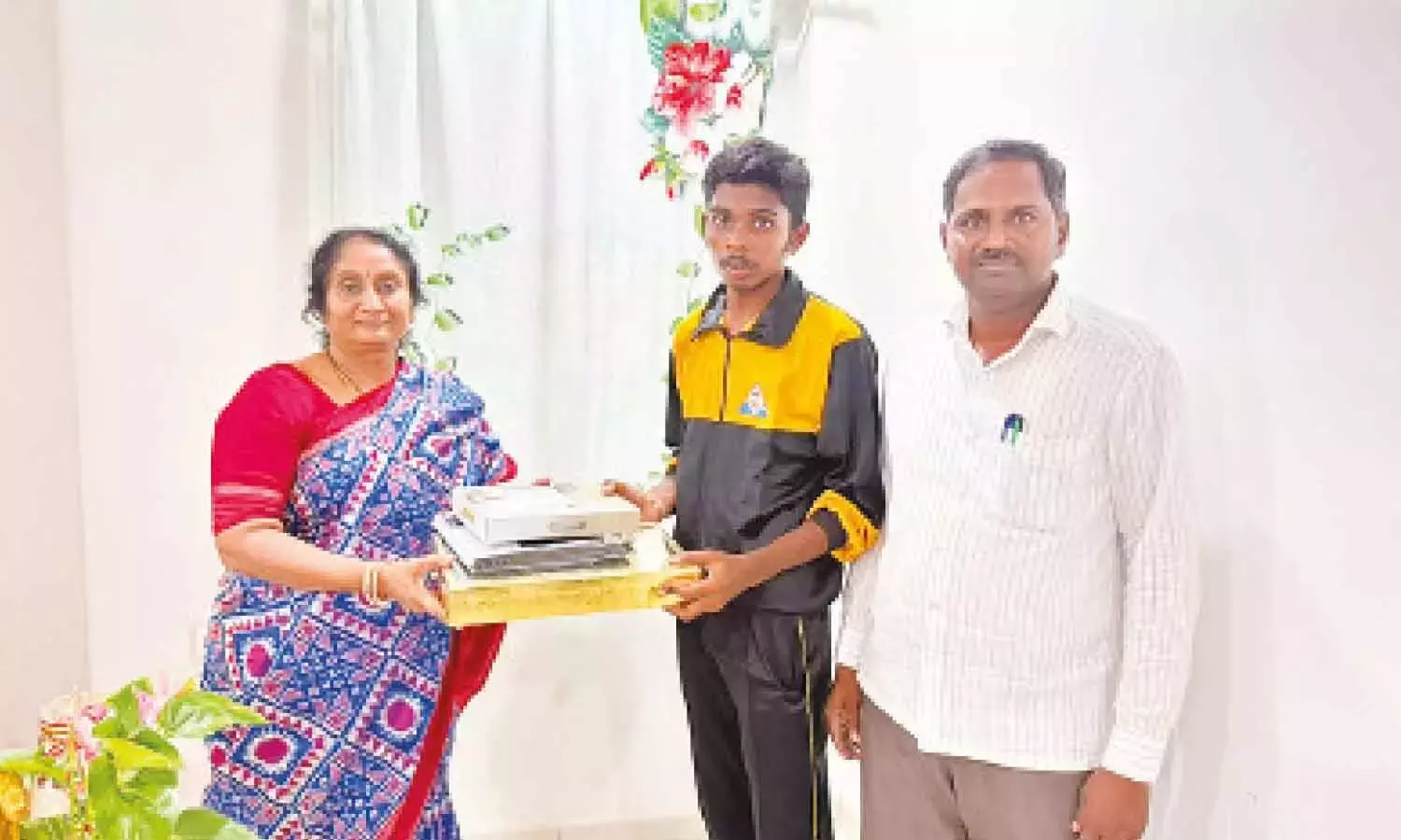 Andhra: मंत्री ने बॉल बैडमिंटन में उत्कृष्ट प्रदर्शन के लिए साई कुमार की सराहना की