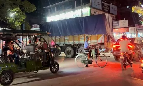 असम के पाथशाला में भारी ट्रकों के कारण ट्रैफिक समस्या गंभीर असम के पाथशाला में भारी ट्रकों के कारण ट्रैफिक समस्या गंभीर