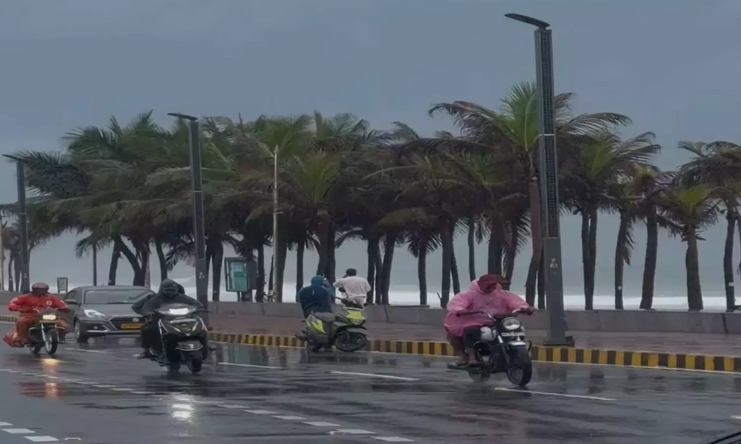 Andhra: विजयनगरम में भारी बारिश से सामान्य जनजीवन अस्त-व्यस्त हो गया है
