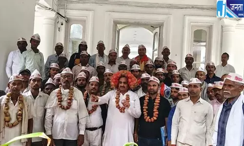आलू की गिरती कीमतों से परेशान किसानों का प्रदर्शन, गले में आलू की माला पहनकर जताया विरोध आलू की गिरती कीमतों से परेशान किसानों का प्रदर्शन, गले में आलू की माला पहनकर जताया विरोध