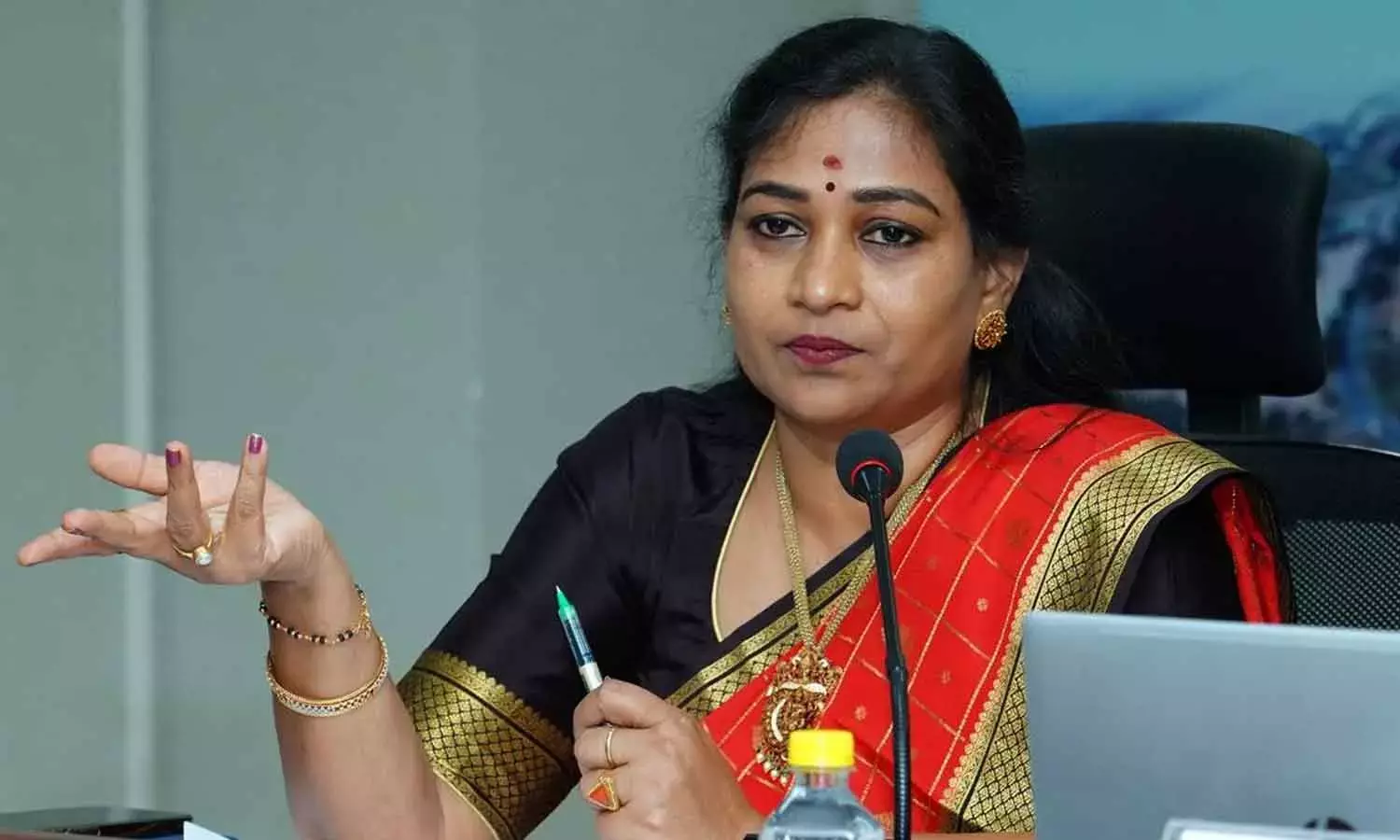 Andhra: अनीता ने जगन पर निशाना साधा, विकास को पटरी से उतारने की साजिश का आरोप लगाया