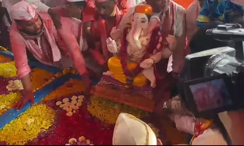 पुणे में श्री कसबा गणपति का हुआ विसर्जन, ढोल-ताशों के साथ उमड़ा भक्तों का सैलाब पुणे में श्री कसबा गणपति का हुआ विसर्जन, ढोल-ताशों के साथ उमड़ा भक्तों का सैलाब