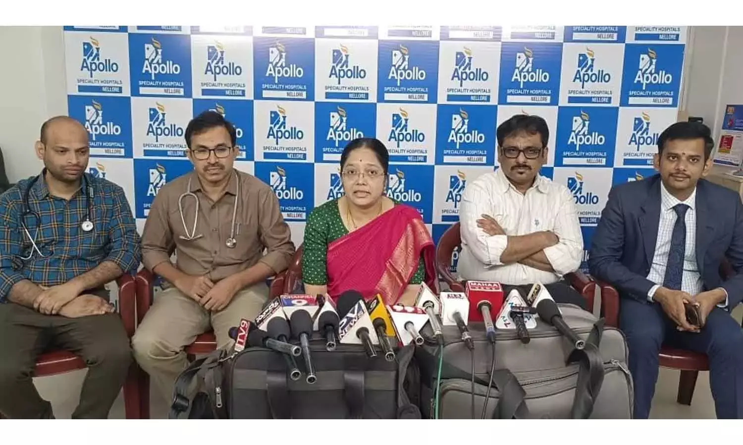 Andhra: नेल्लोर अपोलो ने दुर्लभ सर्जरी की Andhra: नेल्लोर अपोलो ने दुर्लभ सर्जरी की